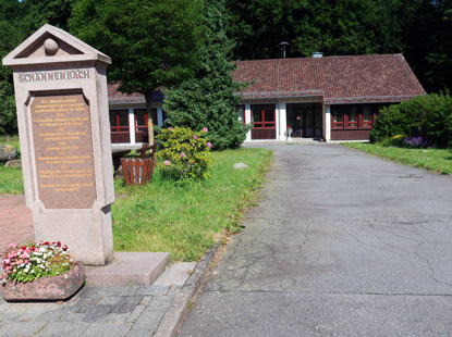 Parkplatz und Feuerwehrhaus in Schannenbach