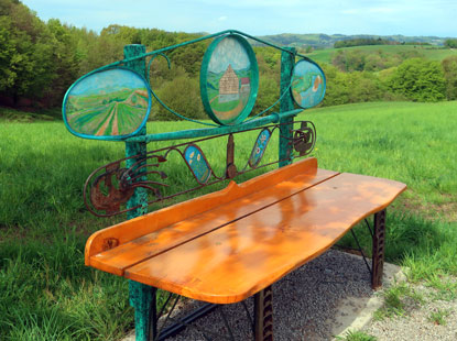 Kunstbank aus Altmetll und Holz auf dem Panoramaweg von Ober-Mumbach nach Vckesbach