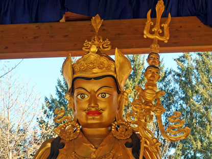 Im Zentrum des Klosters Buddhas Weg, die Statue von Guru Rinpoche