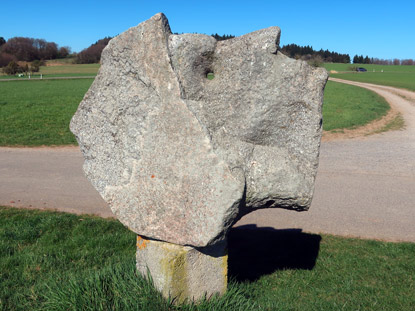 Skulptur auf dem Kunstweg bei Ober-Abtsteinach: Kopf_ liegend