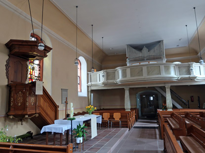 ev. Kirche in Heiligkreuzseinach. Altar steht an der Auenwand