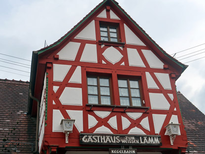 Auf dem Marktplatz von Heiligkreuzseinach das Gasthaus Weisses Lamm