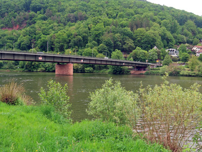Die Freidensbrcke verbindet Kleingemnd mit Neckargemnd