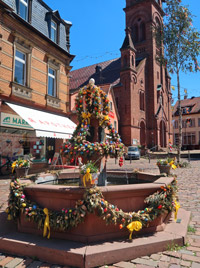 Marktplatz mit geschgmckten  Osterbrunnen in Neckargemnd