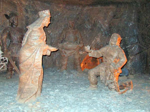 Salzbergwerks Wieliczka:   Ein Bergmann bergibt Kinga einen Salzklumpen mit dem Verlobungsring
