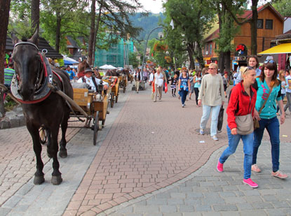 Zakopane: Die Vergngungsmeile ul. Krupwki" von Zakopane mit ihren Fast-Food-Stnden, Cafs, Boutiquen, Souvenirlden und Restaurants.