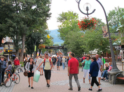 Zakopane: Das Gedrnge auf der Vergngungsmeile von Zakopane erinnert an den "Ballermann".