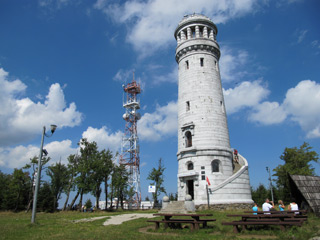 Der  renovierte Bismarckturm auf der Wielka Sowa (Hohe Eule) 1.015 