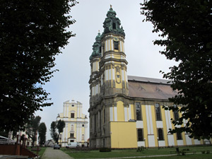 Das südlich von Kamienna Góra (Landeshut)  gelegene Kloster Krzeszów  (Grüssau) ist eine Reise wert.