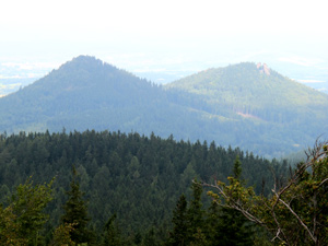 Blick vom Starościńskie Skały (Mariannenfelsen) auf den Krzyżna Gra (Kreuzberg) und rechts auf den Sokolik (Forstberg) 