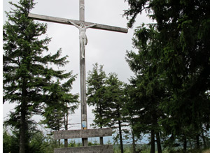 Gipfelkreuz zu Ehren des Papstes Johannes Paul II auf dem Wołek (Ochsenkopf).