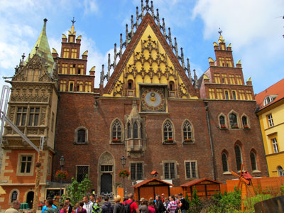 Mitten auf  dem Rynek (Markplatz) von Breslau steht das Alte Rathaus. 