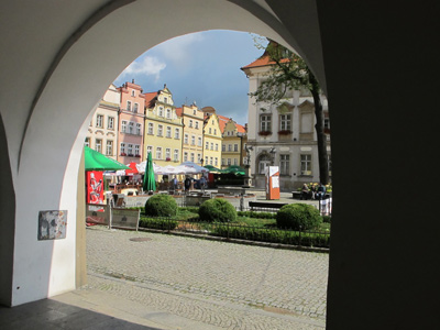 Ein Arkadenrundgang umschliet den Rynek (Rathausplatz) von Jelenia Gra (Hirschberg)