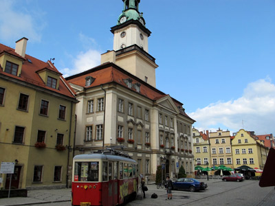 Das Rathaus steht in der Mitte des Marktplatzes von Jelenia Gra (Hirschberg)