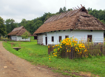 Die "Dorfstrae" im grten Freilichtmuseum Polens in Sanok