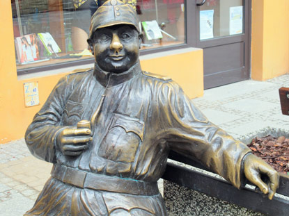 Der brave Soldat Schwejk wartet in der Fugngerzone von Sanok auf den Oberleutnant Lukasch