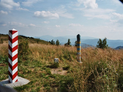 Grenzpfhle (Vordergrund Polen, Hintergrund Ukraine) markieren die Auengrenze der EU (