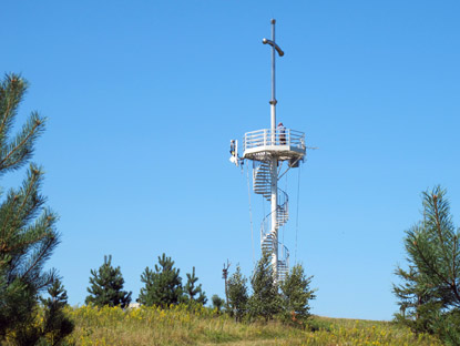 Aussichtsturm und Sendemast auf dem 567 m hohen Grzywacka Gra 