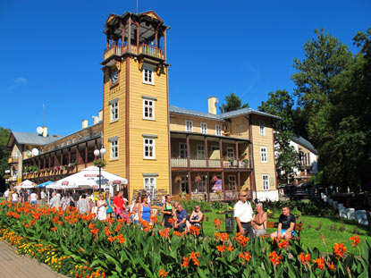 Das 1838 erbaute Gebude "Bazar" steht am Beginn des Kurparks von Iwonicz Zdrj