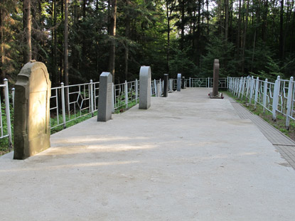 Jdischer Friedhof oberhalb von Krempna am Przełęcz Hałbowska. 1.250 Juden wurden im Juli 1942 an dieser Stelle ermordet 