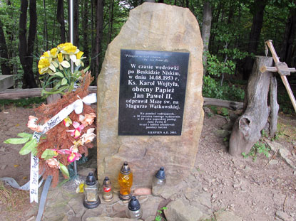 Am Magura erinnert ein Stein, dass diese Strecke auch Karol Wojtyła, der sptere Papst Jan Paweł II, gewandert ist.