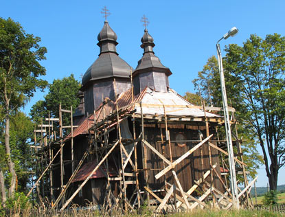 Die ehemals griechisch-katholische Kirche St. Cosma und Damian in Krzywa war leider eingerstet.