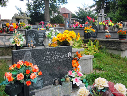 Der Lemken-Friedhof in Mochnaczka Niżna. Zahlreiche Grabsteine zeigen ein Bildnis des Verstorbenen.
