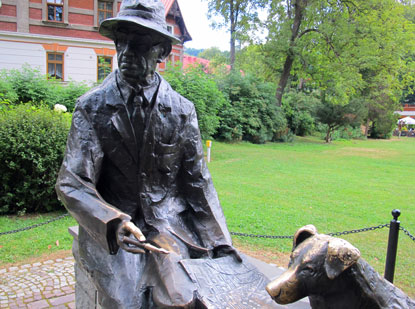 Im Park hat man dem berhmtesten Brger der Stadt ein Denkmal gewidmet.