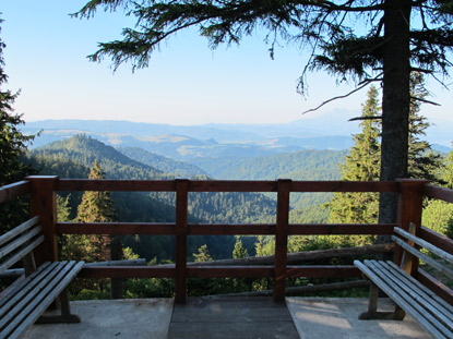 Blick ins Tal von der Aussichtsplattform an der "Schronisko na Przehybie"