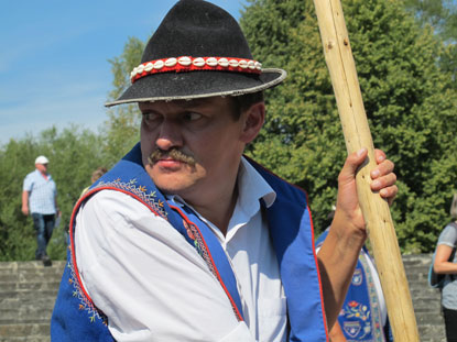 Die Berufskleidung der Flößer: Goralenjacke und Hut mit Muscheln.