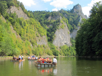 Der Aussichtsfelsen Sokolica (747 m).Die Flofahrt endet nur wenige Meter  hinter der Kurve.