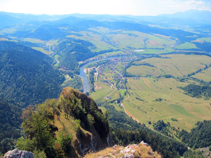 Der Gipfel des Kronenbergs liegt 520 m ber dem Fluss Dunajetz.