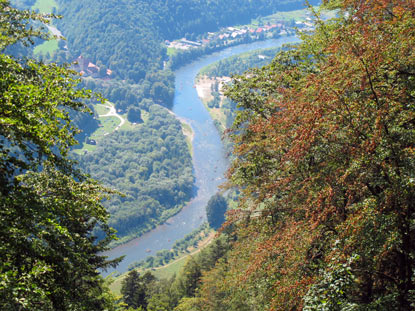 Vom Gipfel blickt man auf den Fluss Dunajec (Dunajetz) und das Rote Kloster (in Tschechien)