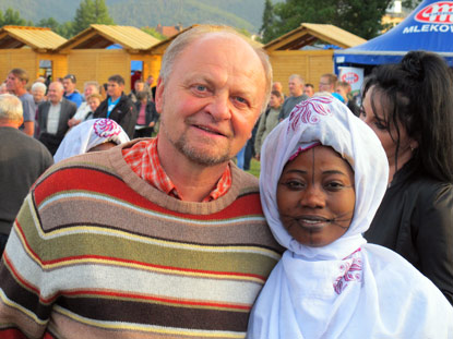 Folklorefestival in Zakopane: Auf dem Festivalgelnde: Felix und die Schne aus Benin