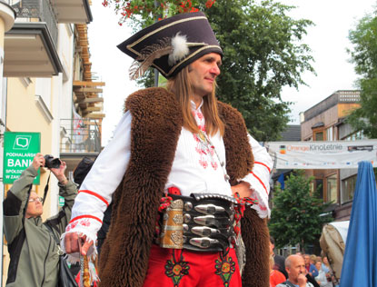 Folklorefestival in Zakopane:  Die Tnze werden von einem Zeremonienmeister beaufsichtigt. 