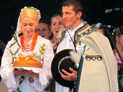 Folklorefestival in Zakopane:  Goralen-Hochzeit: Von der Brautmutter erhielt das Paar Brot berreicht.