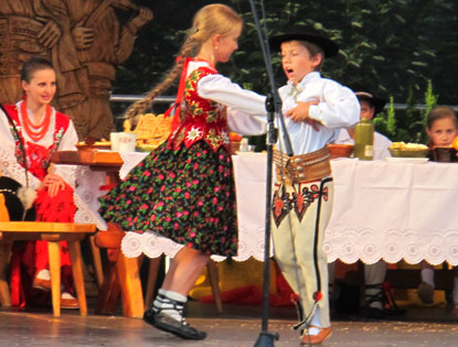 Folklorefestival in Zakopane:  Anschlieend ist der Tanz der Jung-Goralen angesagt.
