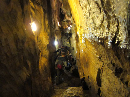 Mehr kriechen als gehen, der 560 m lange, enge Weg durch die  Mroźna Jaskina (Eisige  Hhle)