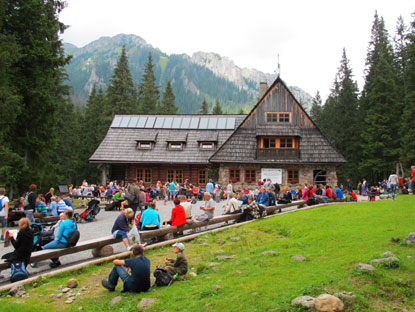 Rastplatz am Endes des Tals Dolina Kościeliska vor der Schronisko na Hali 