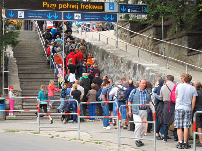 Noch am Nachmittag steht eine Menschenschlange, um auf den Gipfel des Kasprowy Wierch fahren zu knnen.