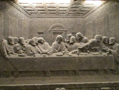 An den Seitenwnden der Kapelle stehen Nachbildungen von Kunstwerken, so das "Abendmahl" von Leonardo da Vinci.