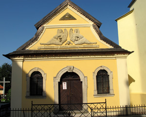 Eingang zur  Kaplica czaszek (Schdelkapelle) im Ortsteil Czwemna (Grenzeck).