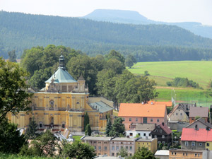 Vom Kalvarienberg Blick auf die Basilika und auf die Groe Heuscheuer