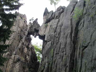 Der 20 m hohe Felsen Skalny Most (Felsenbrcke). Unter der Brcke verengt sich der Spalt bis auf 1 m.