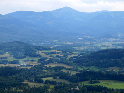 Der Hirschberger Talkessel, hier ist das Reich Rbezahls, mit der Schneekoppe im Hintergrund