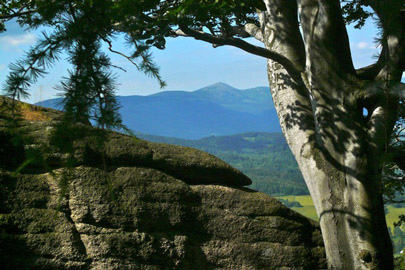Vom Starościńskie Skały (Mariannenfelsen) blickt man auf die Schneekoppe des Riesengebirges.