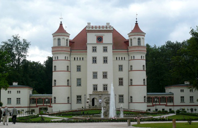 Von Jelenia Gra (Hirschberg) kommend, fhrt man am Schloss Wojanw (Schildau) vorbei