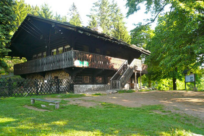 Die Schronisko PTTK Szwajcarka (Schweizer-Baude) befindet sich unterhalb der Gry Sokole (Falkenberge)