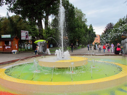 Der Springbrunnen "Fontanna ze słoniami" in Rabka-Zdrj (Bad Rabka), ist mit Elefantenfiguren eingerahmt