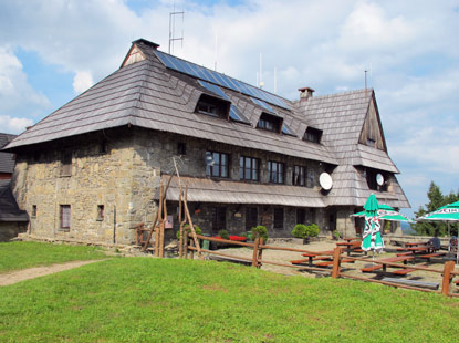 Die Berghtte, Schronisko na Turbaczu, mit ihren auffallenden groen Holzschindeln.